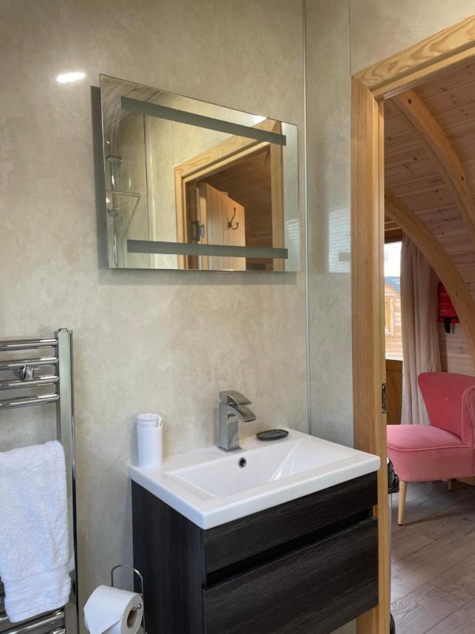 Squirrel Glamping Pod School House Farm Otel Leighton  Dış mekan fotoğraf