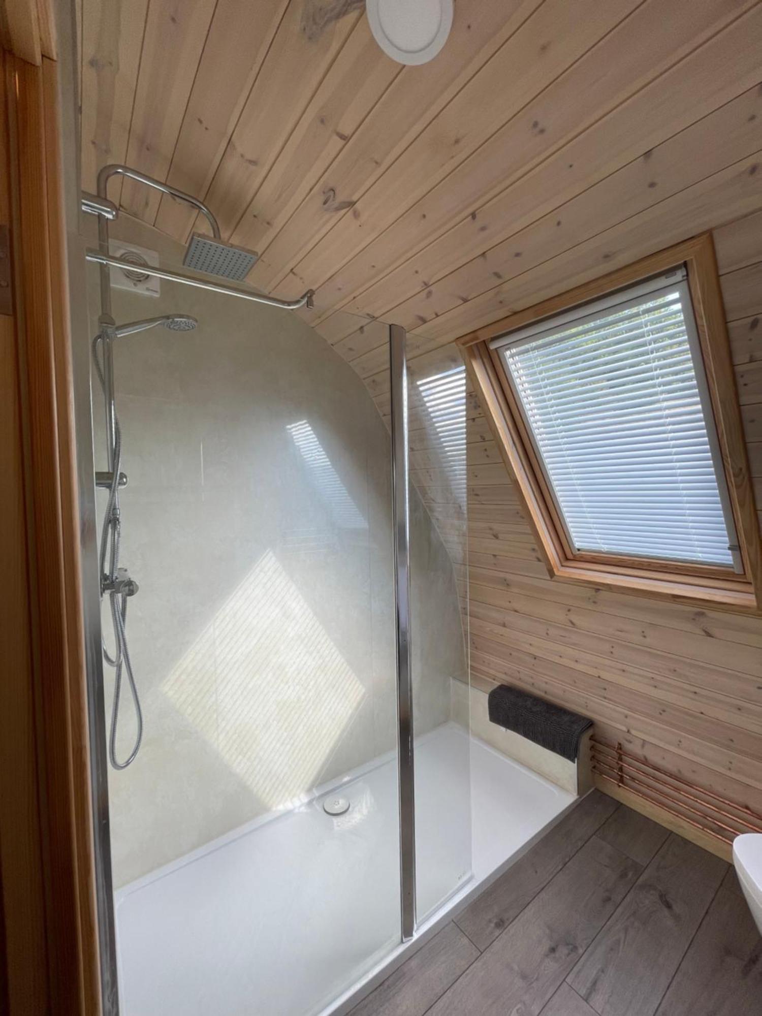 Squirrel Glamping Pod School House Farm Otel Leighton  Dış mekan fotoğraf