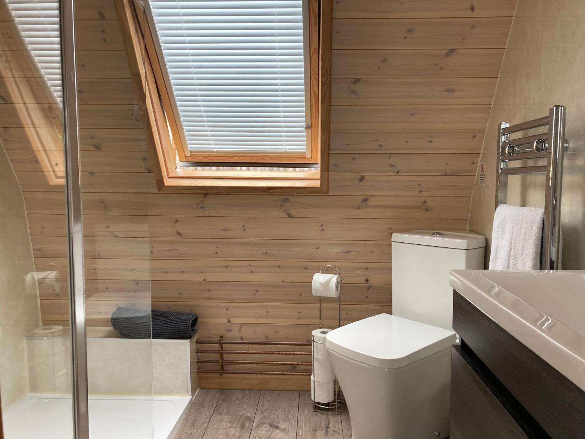 Squirrel Glamping Pod School House Farm Otel Leighton  Dış mekan fotoğraf