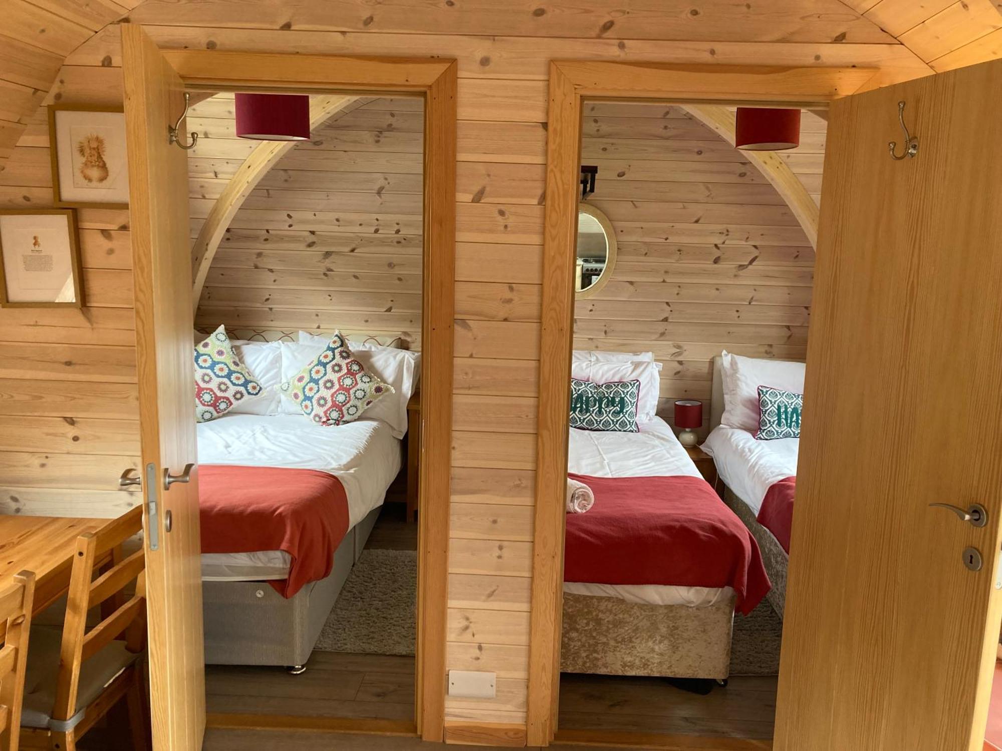 Squirrel Glamping Pod School House Farm Otel Leighton  Dış mekan fotoğraf